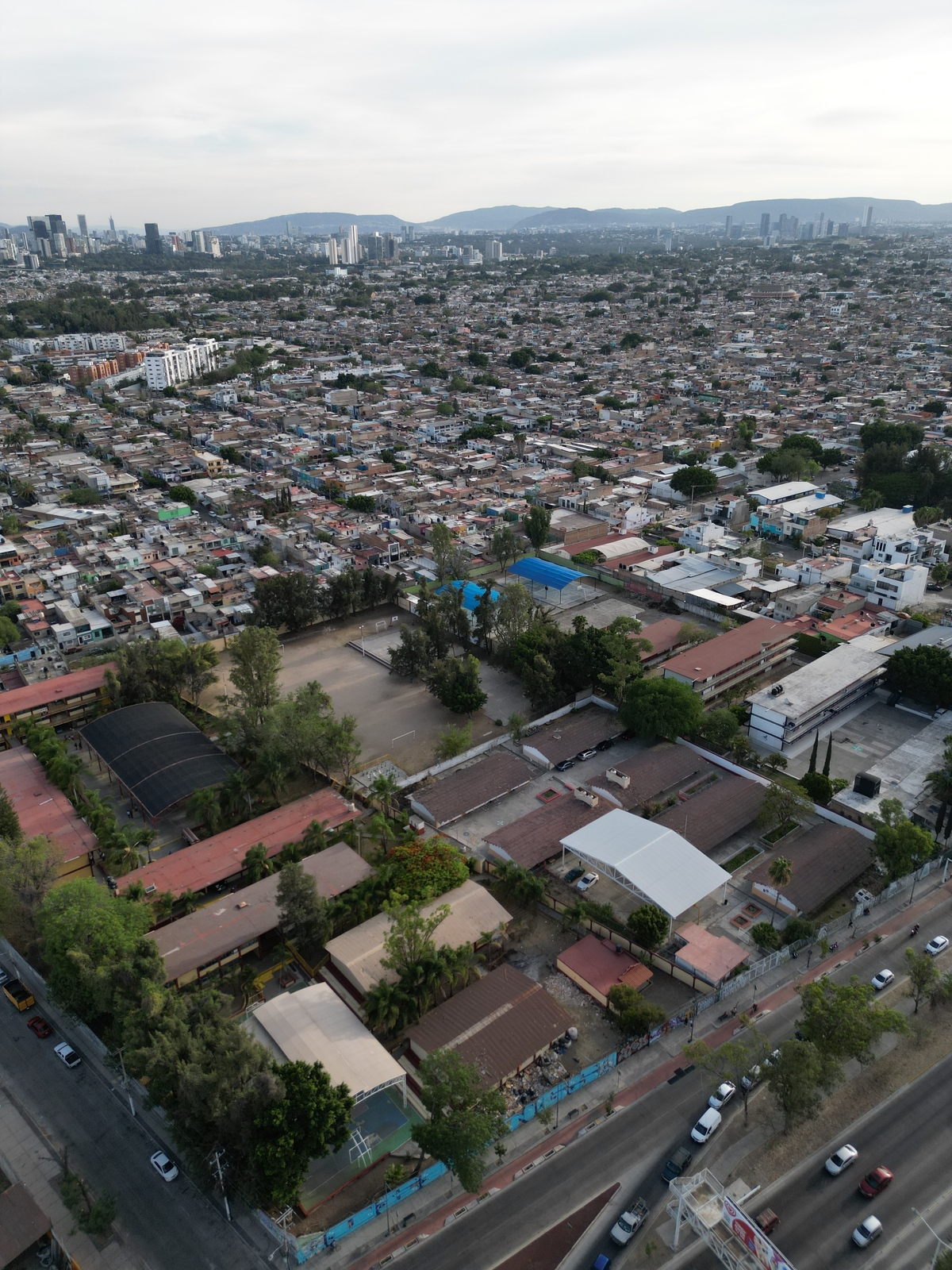 5 of 7: Escuelas enfrente.