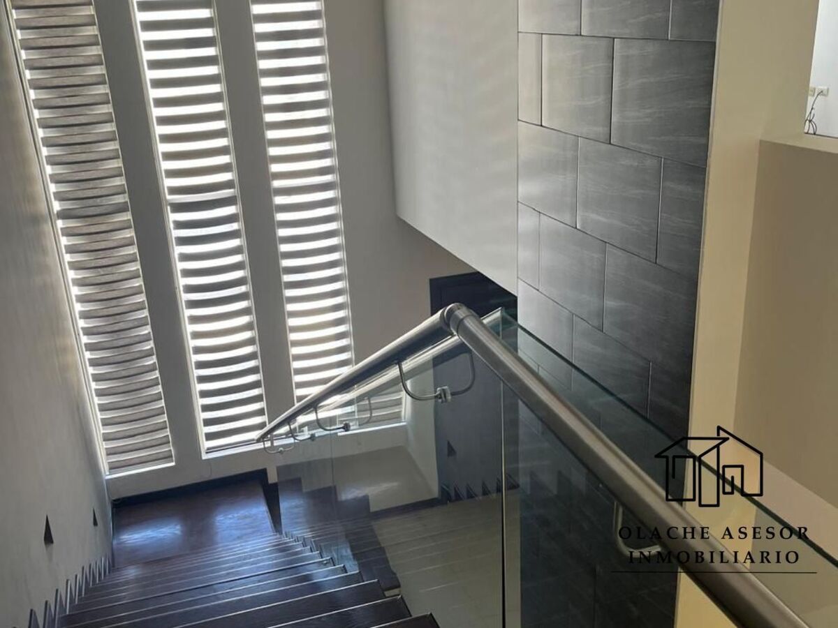 4 of 13: ESCALERA