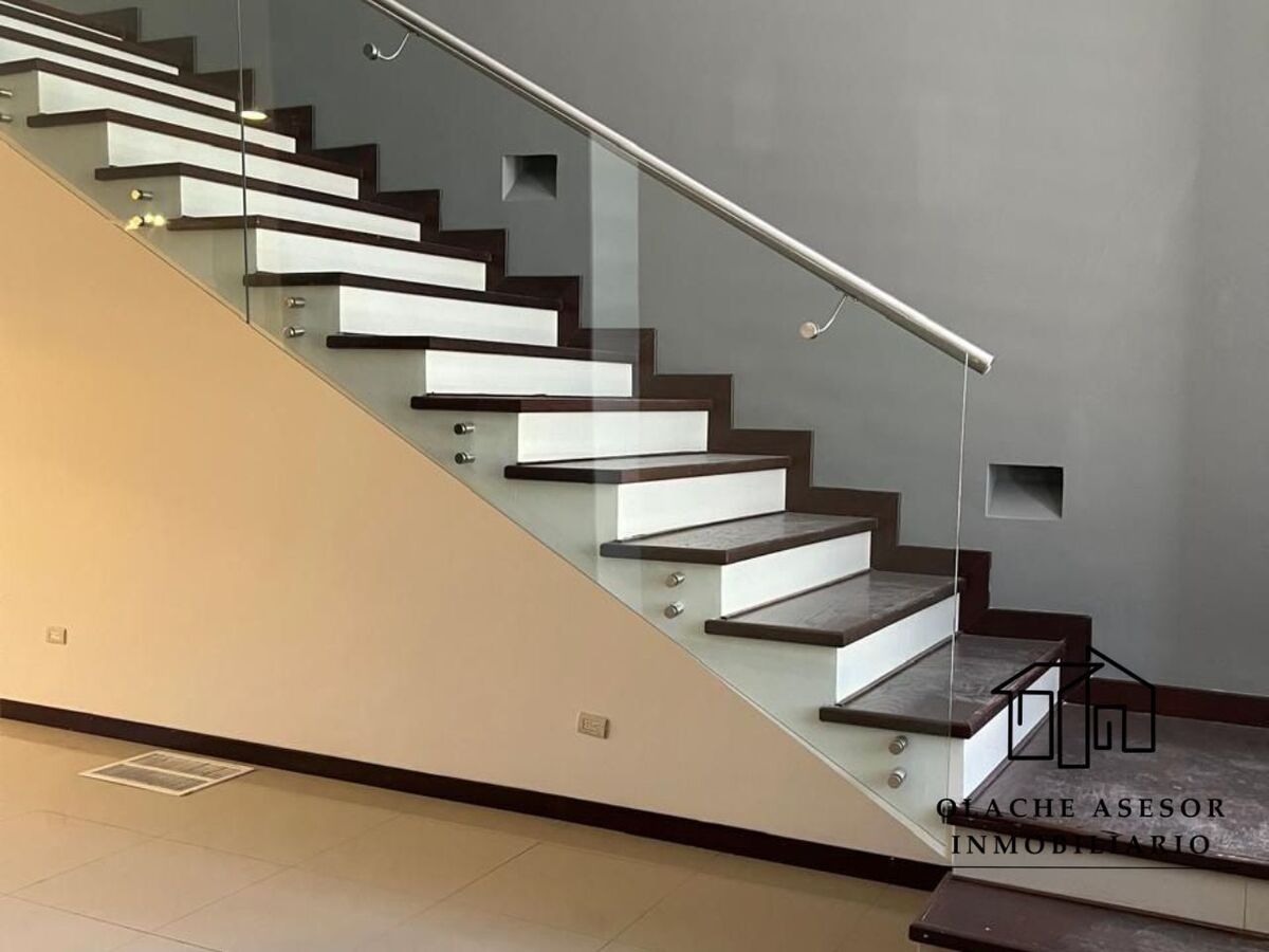 6 of 13: ESCALERA