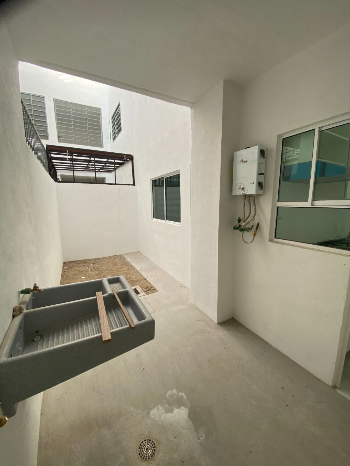 5 of 10: Patio de servicio