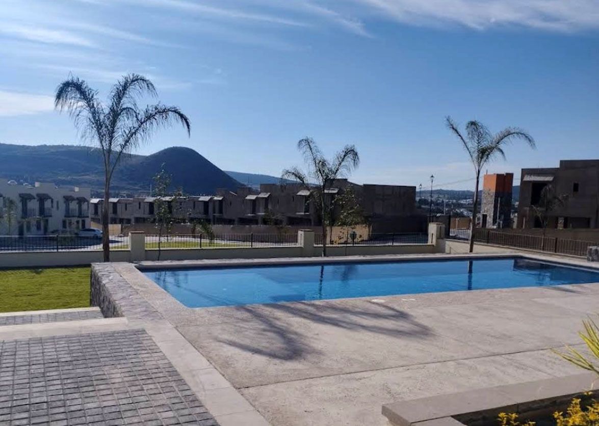 6 of 9: Terraza con Alberca