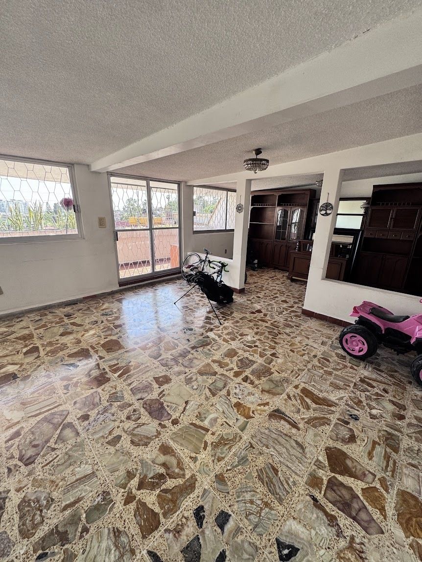 4 of 12: Sala con Terraza