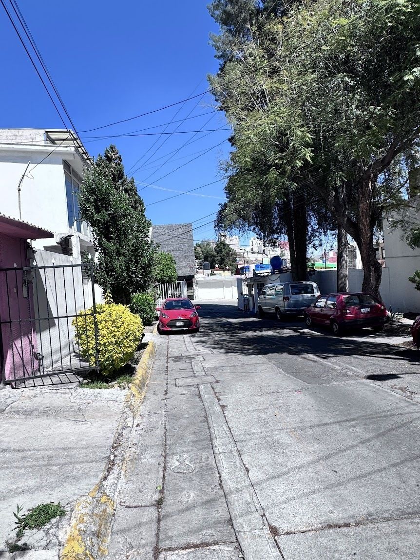 10 of 12: Seguridad 24/7 en privada con caseta