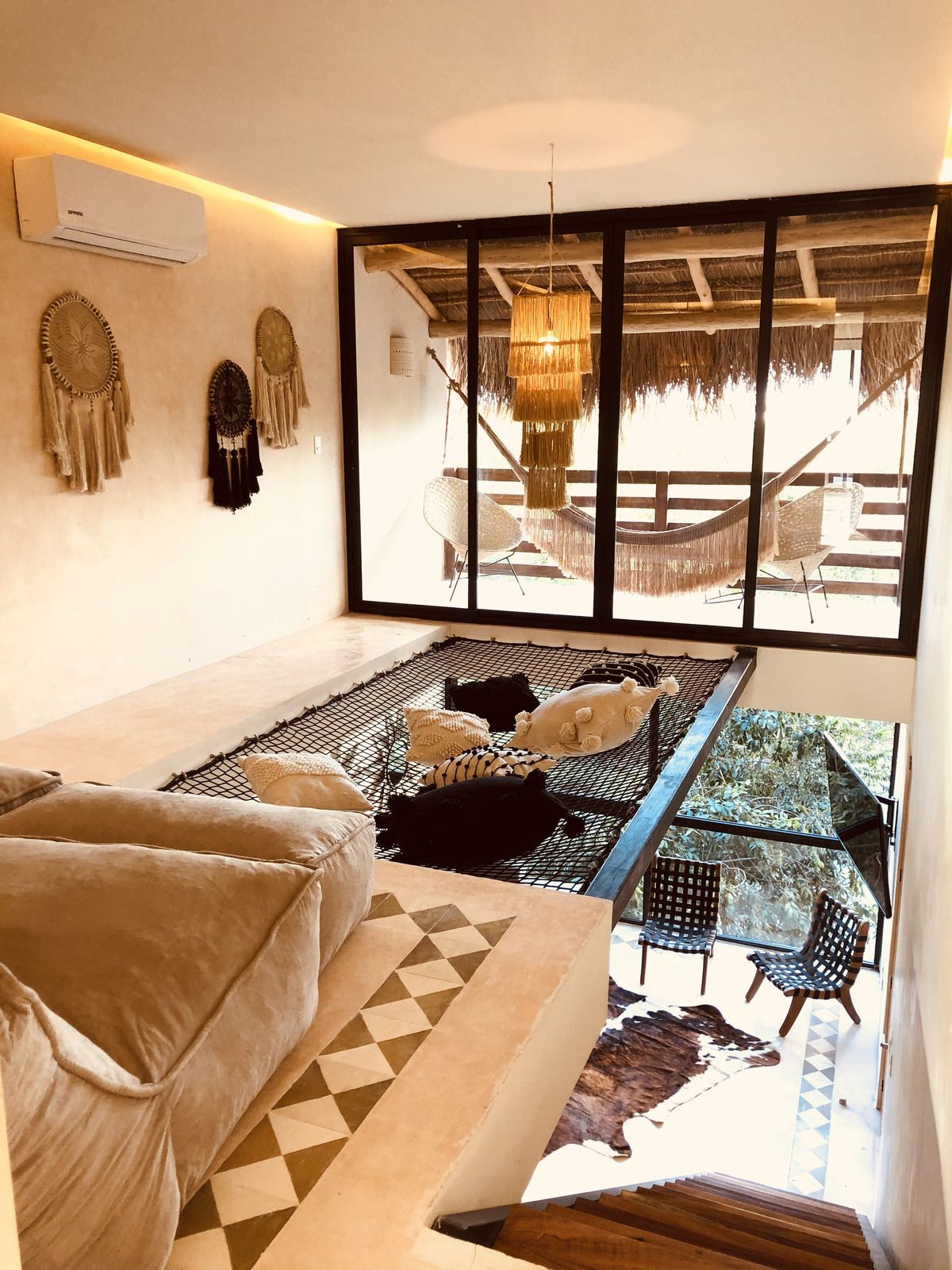 22 of 27: Red de contencion lounge