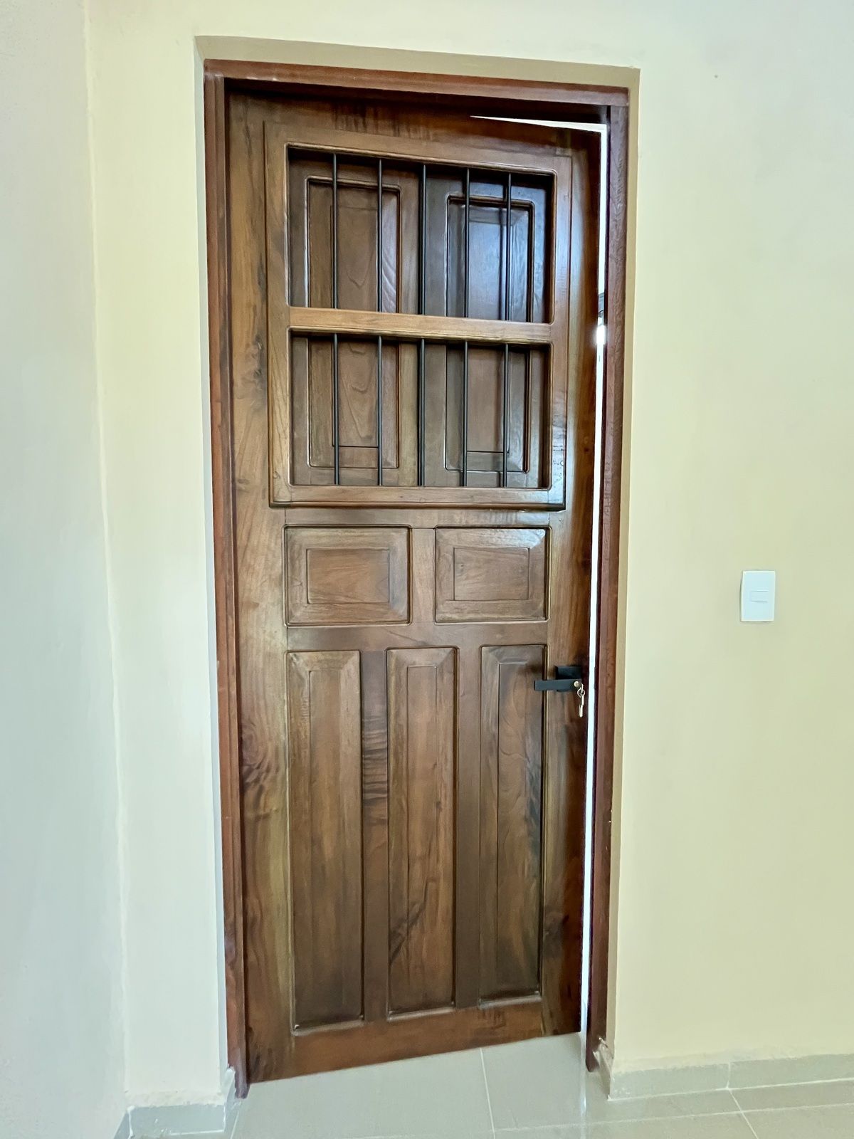 24 de 30: Puertas de cedro en habitaciones