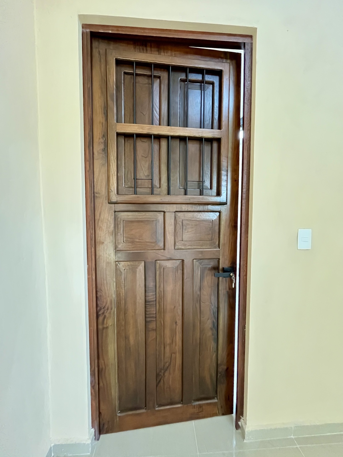26 de 43: Puertas de cedro en habitaciones