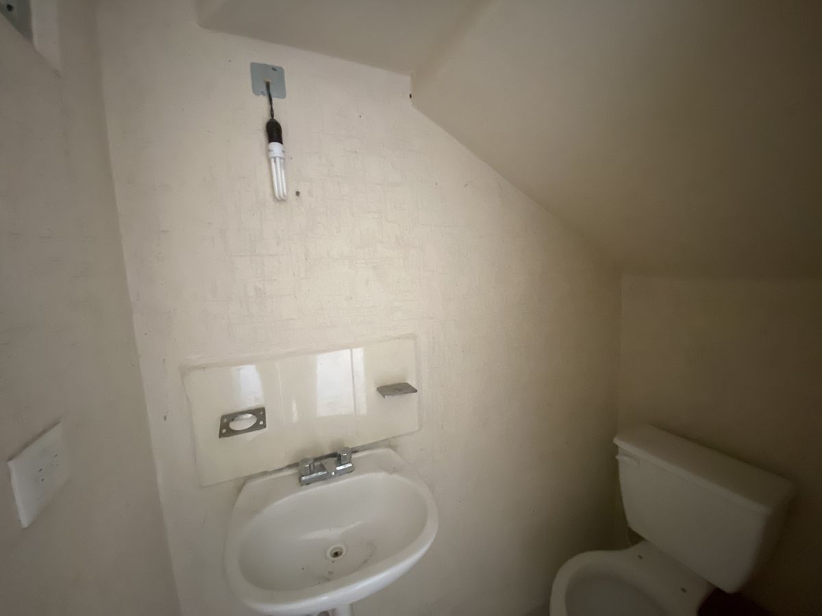 6 of 15: Medio baño