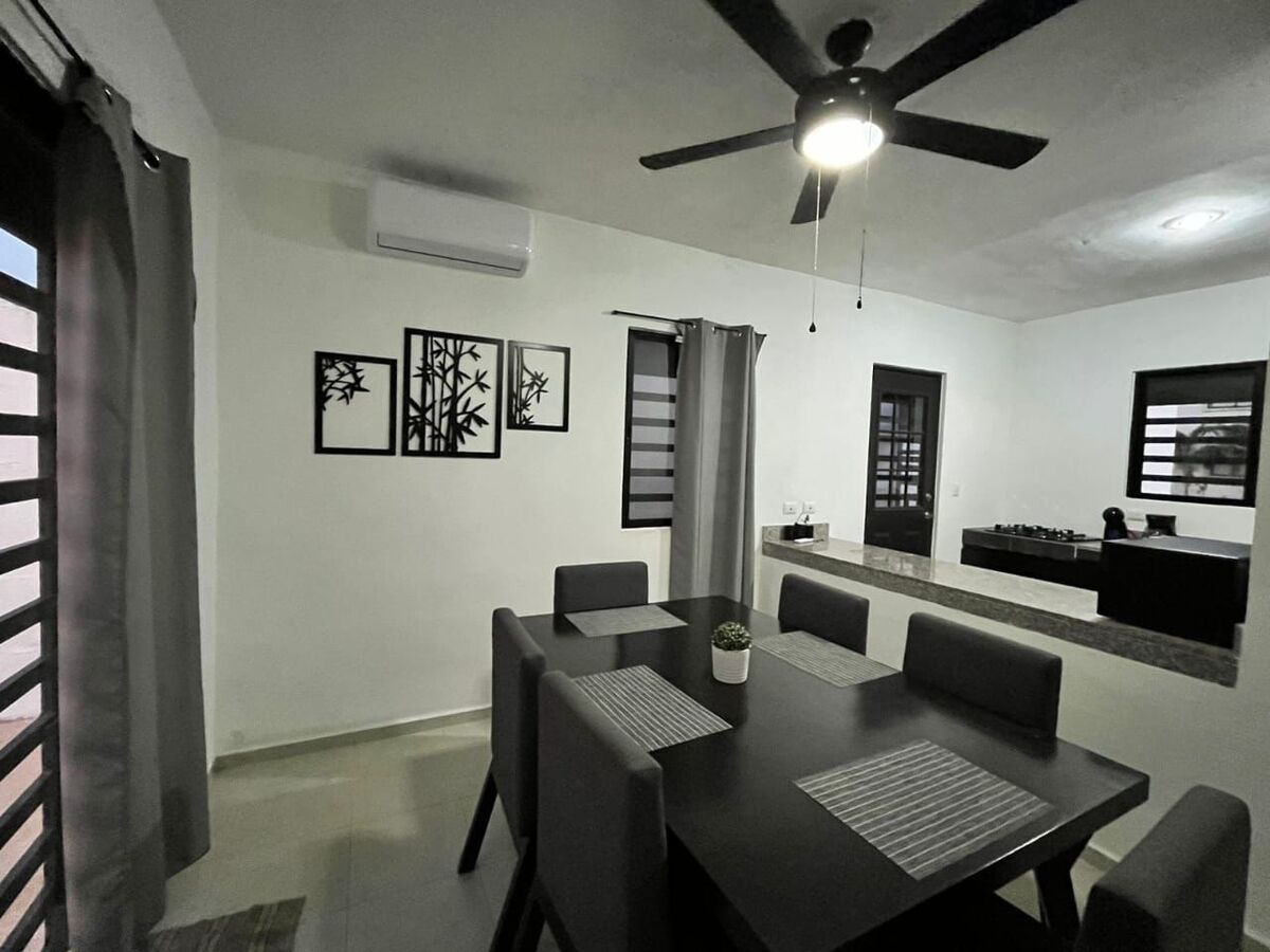 3 of 16: Comedor con aire acondicionado