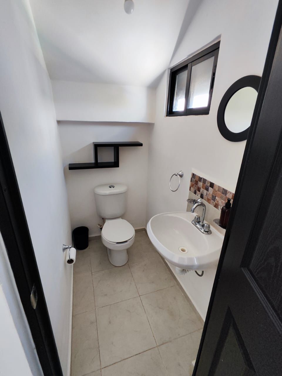 5 of 16: Medio baño planta baja