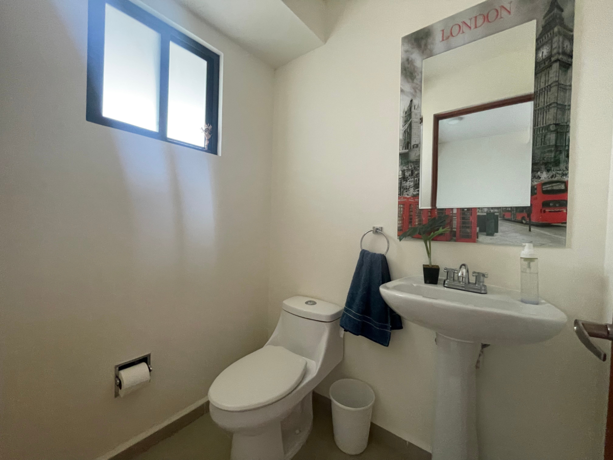 3 of 18: medio baño