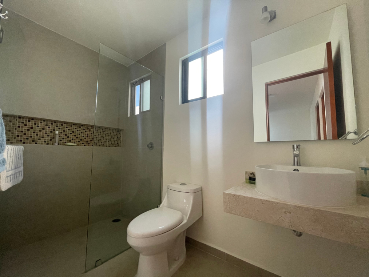 12 of 18: baño compartido