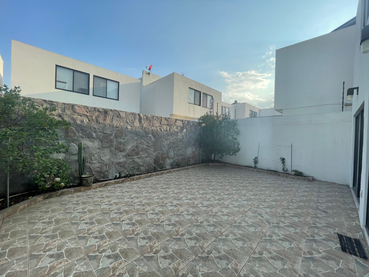 16 of 18: patio con jardinera