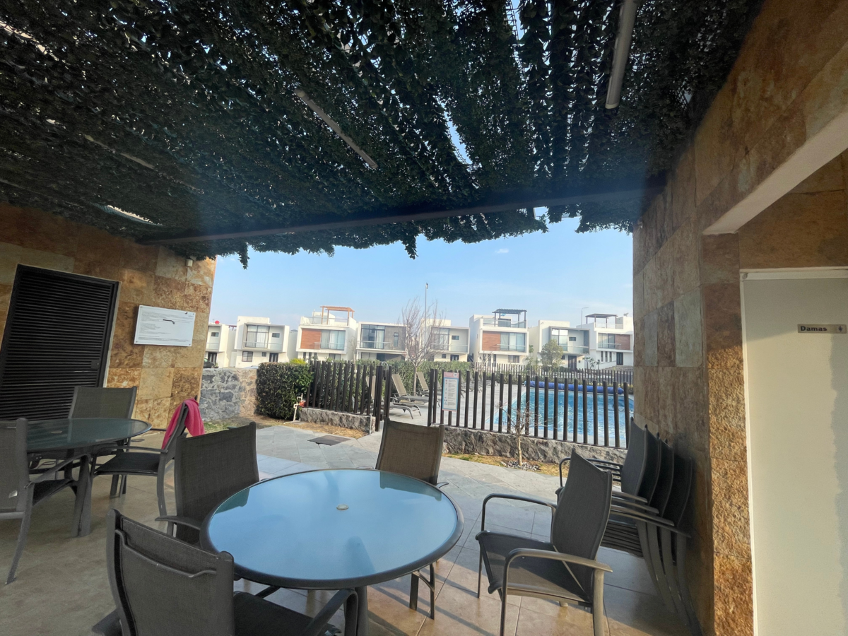 17 of 18: alberca y zona de asador.