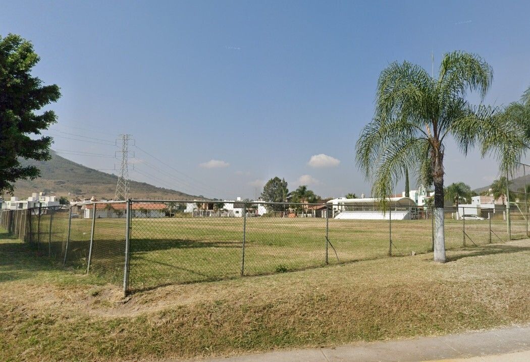 5 of 10: Cerca del Campo de Futbol Campo Sur
