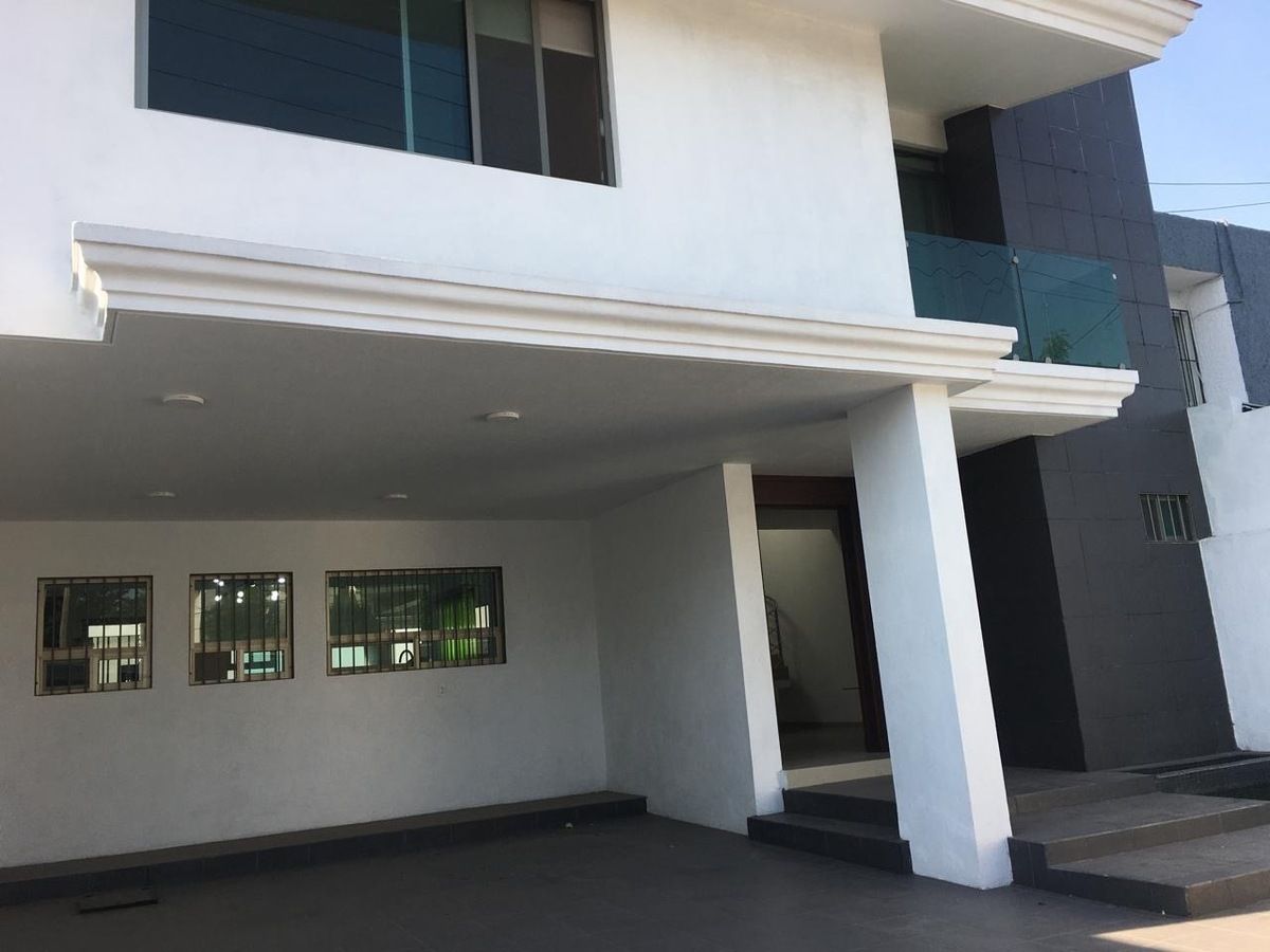 VENTA CASA AMPLÍSIMA Y REMODELADA, EN GUADALAJARA