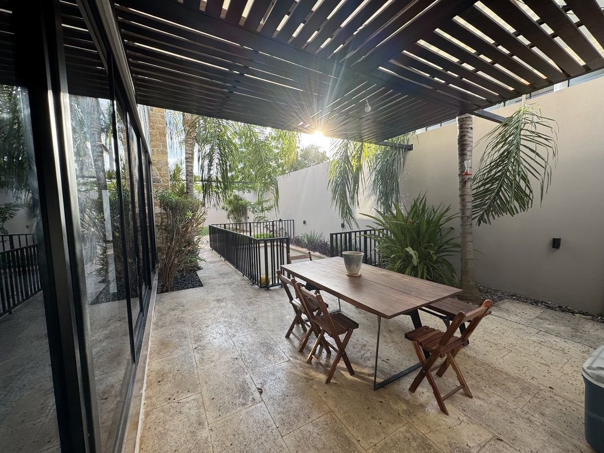 3 de 27: Terraza techada y piscina
