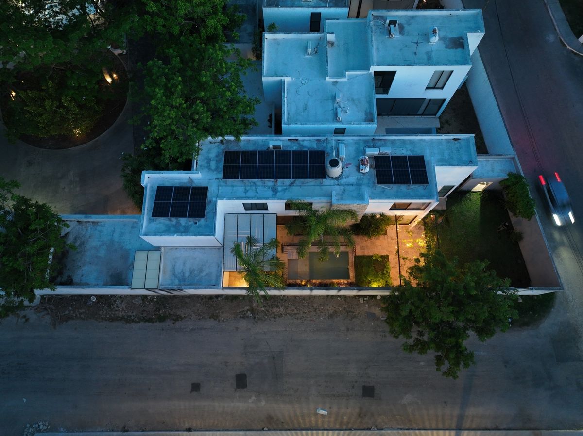 4 de 27: La casa con mayor jardín de la privada y páneles solares