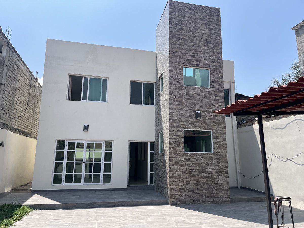 1 de 26: Fachada principal