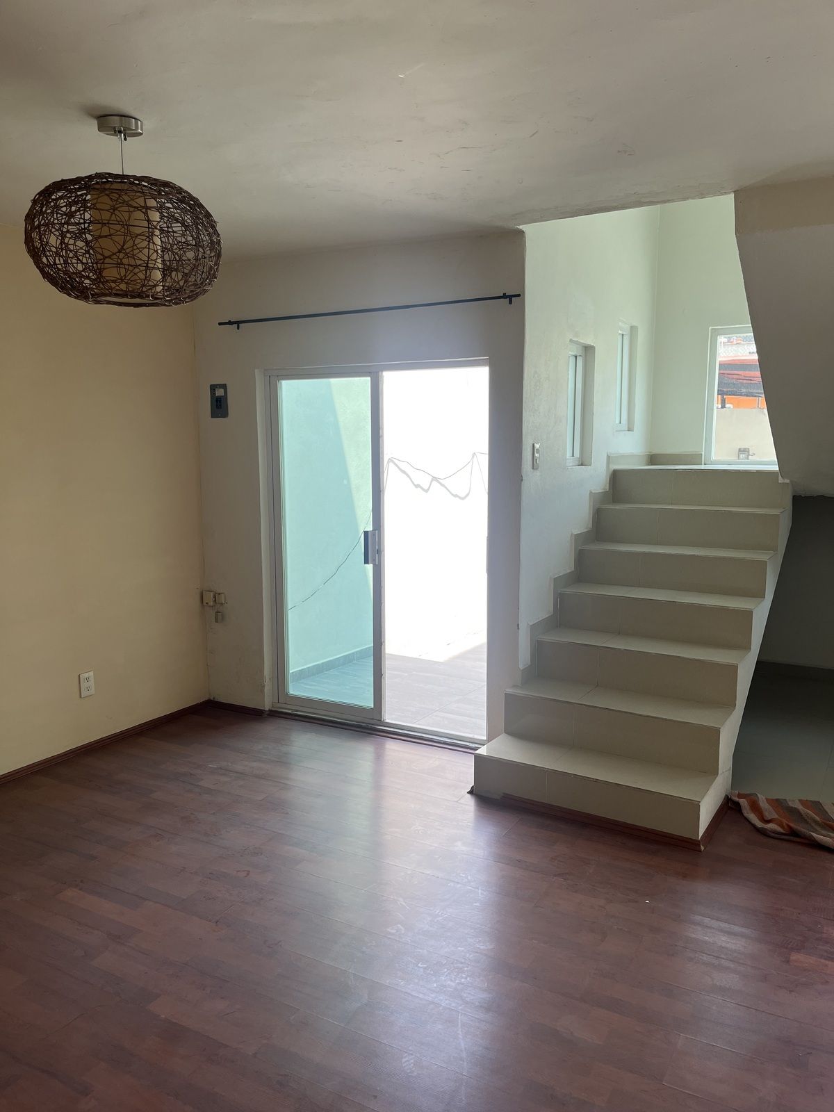 5 de 26: Sala y escaleras