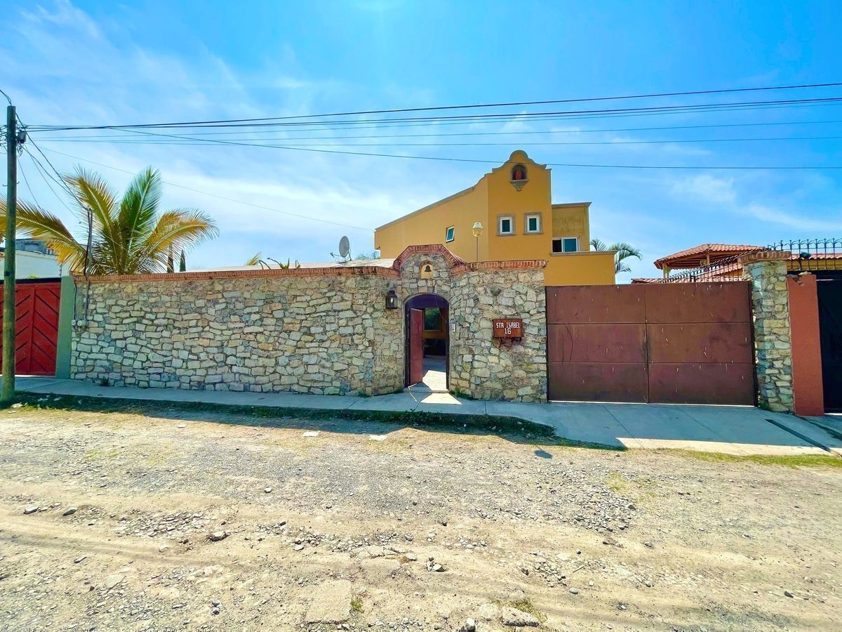 1 of 39: Fachada