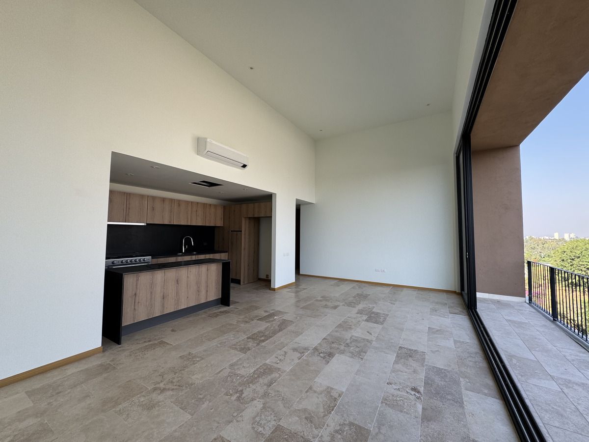 2 de 9: Sala/comedor con altura de 4.5 metros.