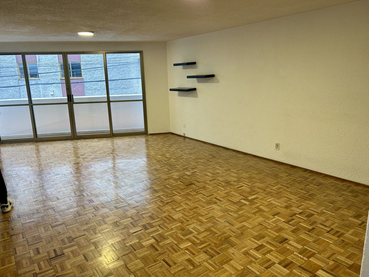 2 de 10: Estancia con salida al balcón.