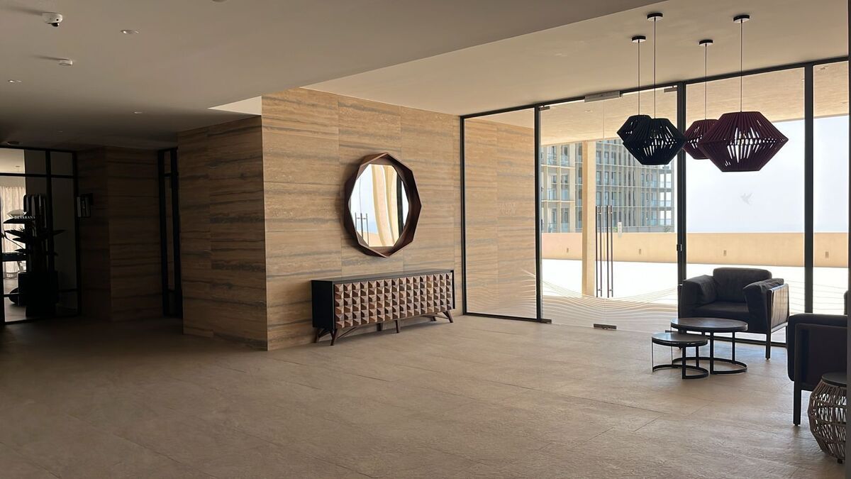 15 of 18: lobby