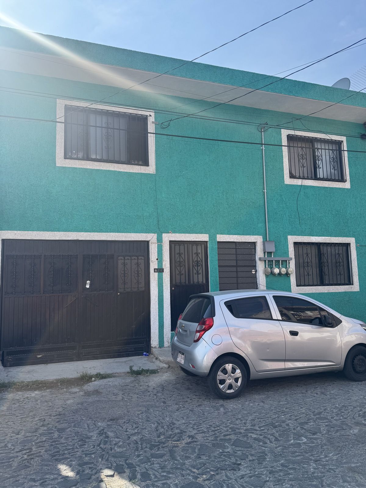 1 of 17: Fachada casa ingreso