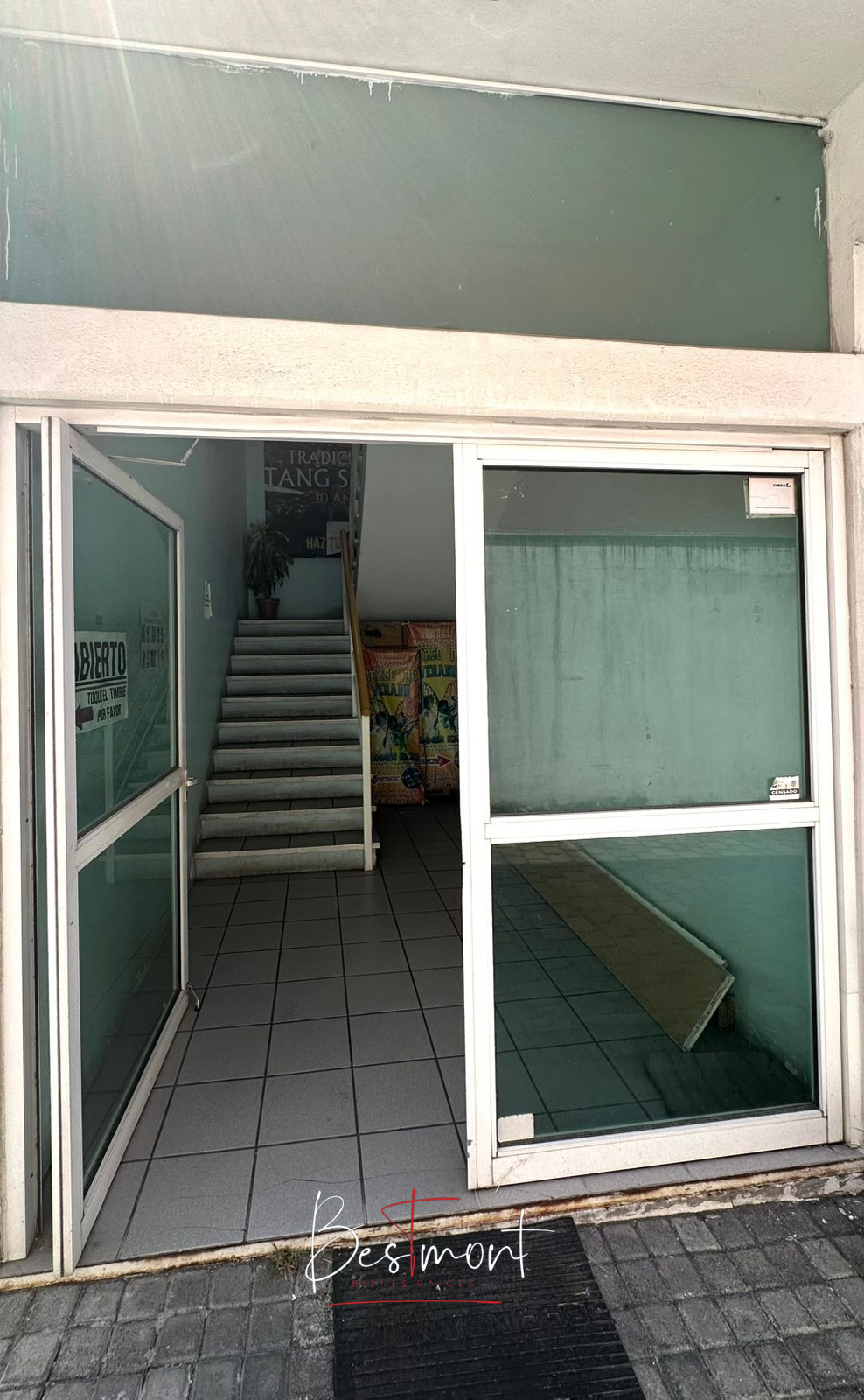 3 de 13: Entrada a edificio