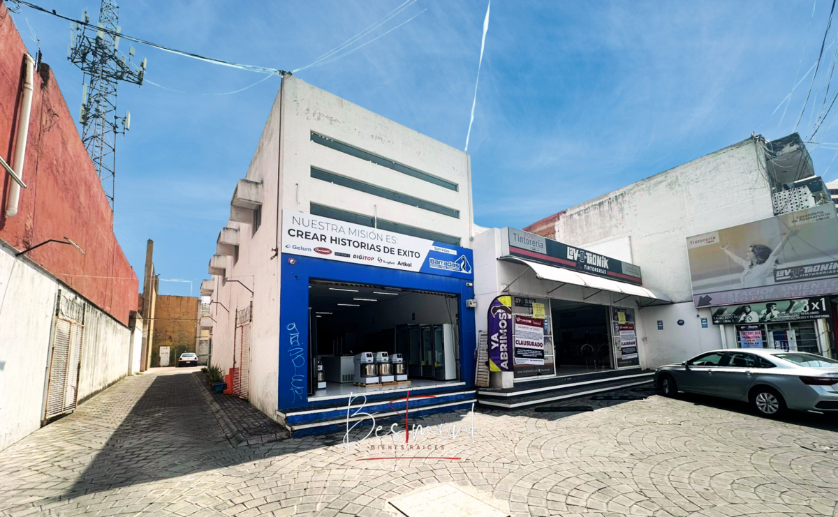 1 de 13: Fachada, acceso a local y estacionamiento en parte posterior