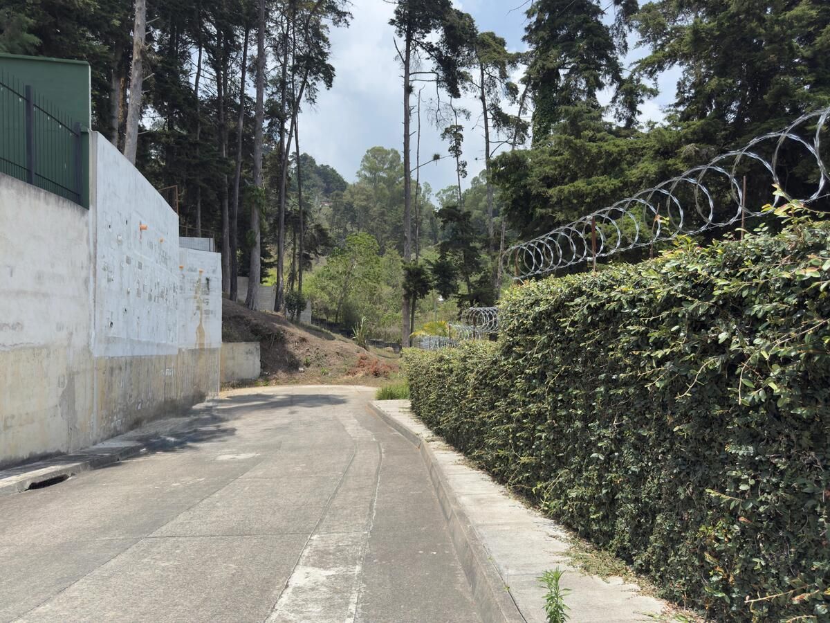4 de 9: Acceso asfaltado