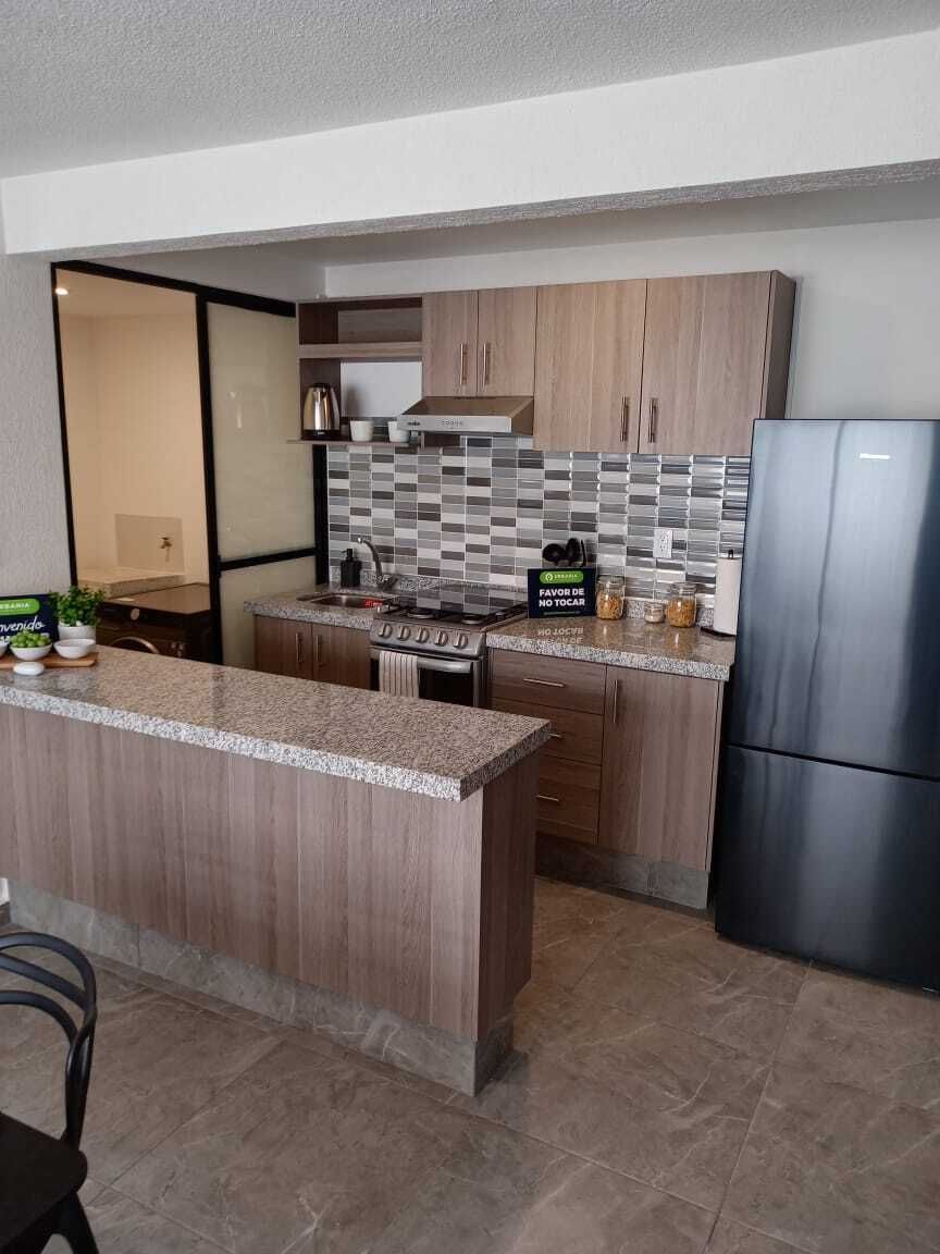 3 de 13: La cocina se entrega equipada con estufa y campana.