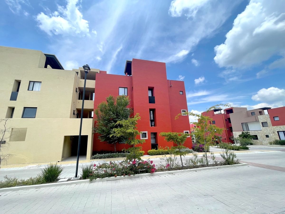 2 of 25: Fachada Principal - Foto 1