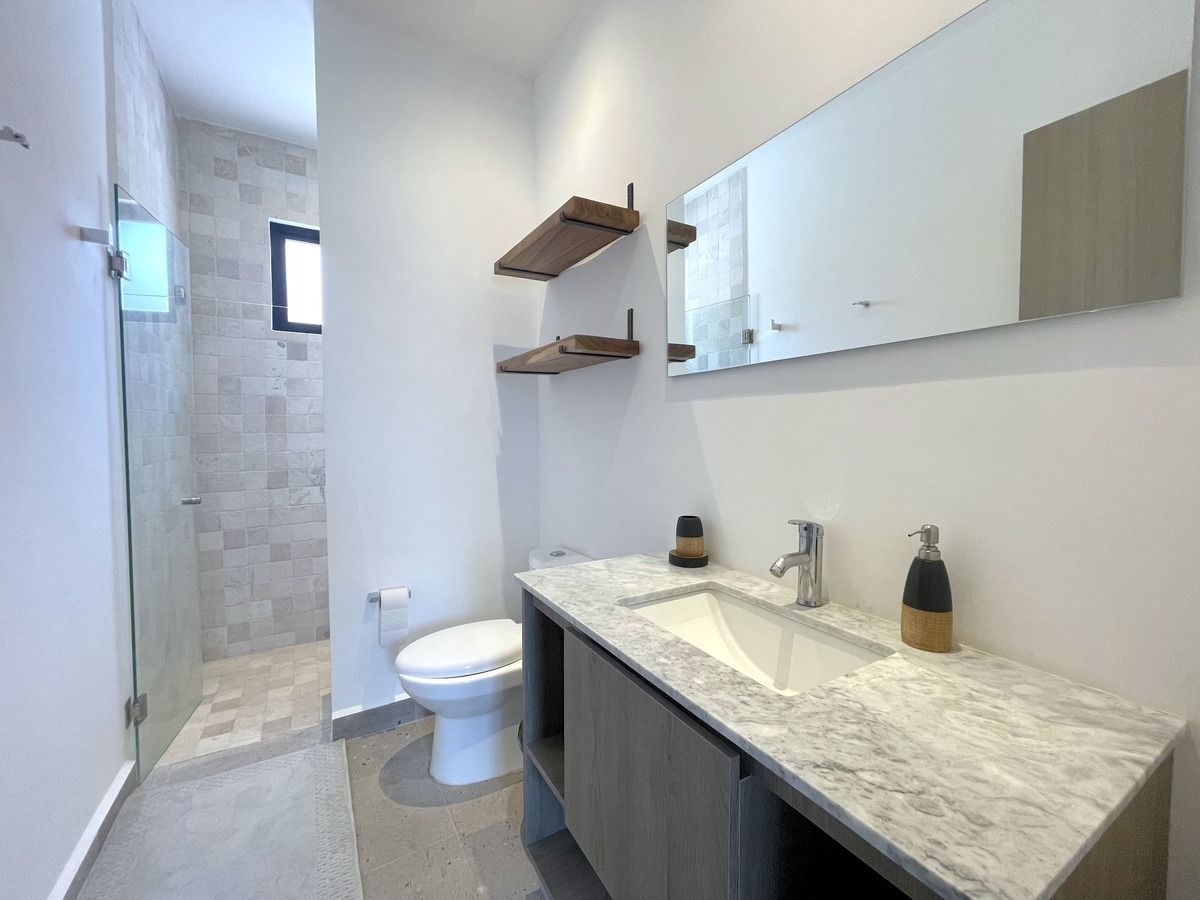 10 of 25: Baño completo para visitas