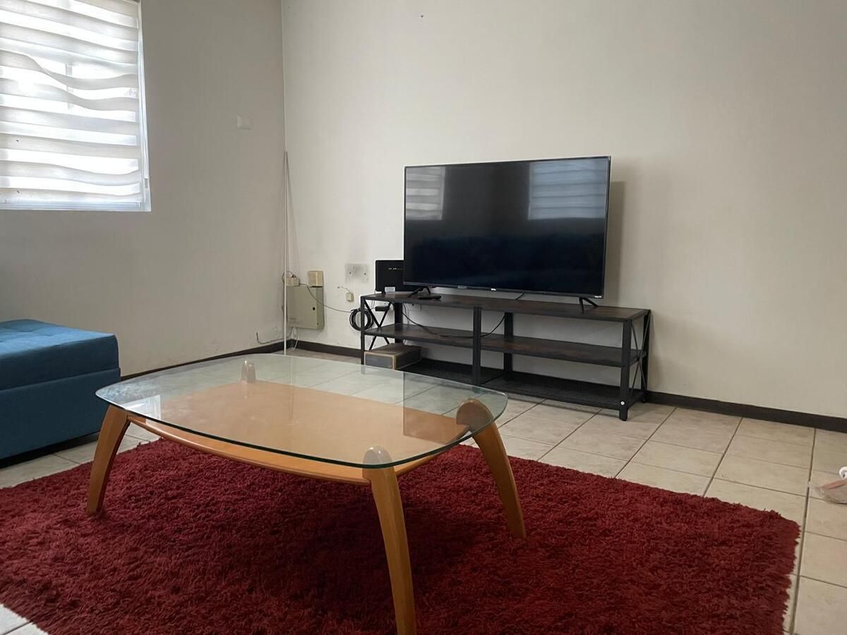 3 de 18: Mueble de madera y metal con TV de 55"