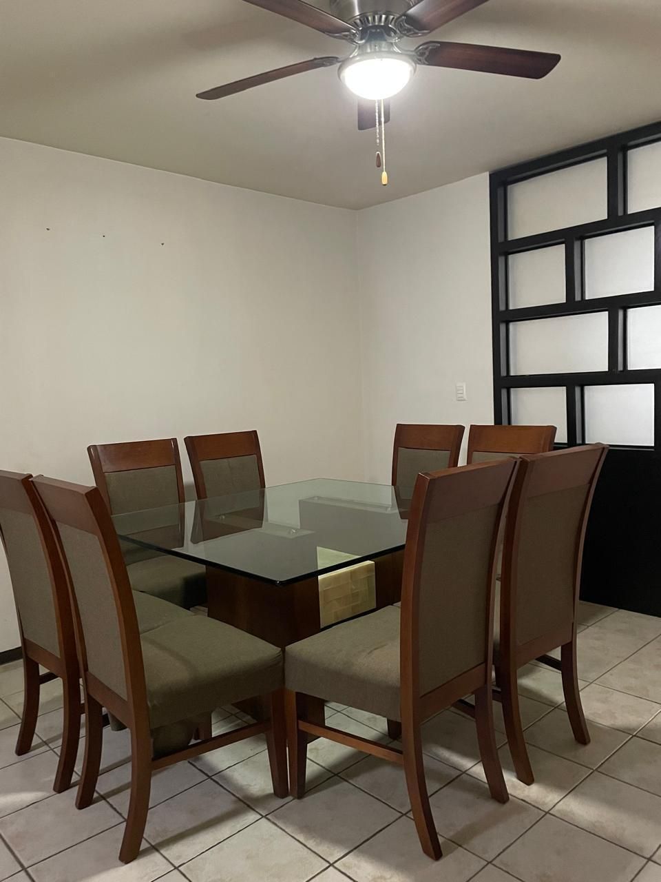 4 de 18: Comedor de madera de 8 sillas y mesa de cristal.