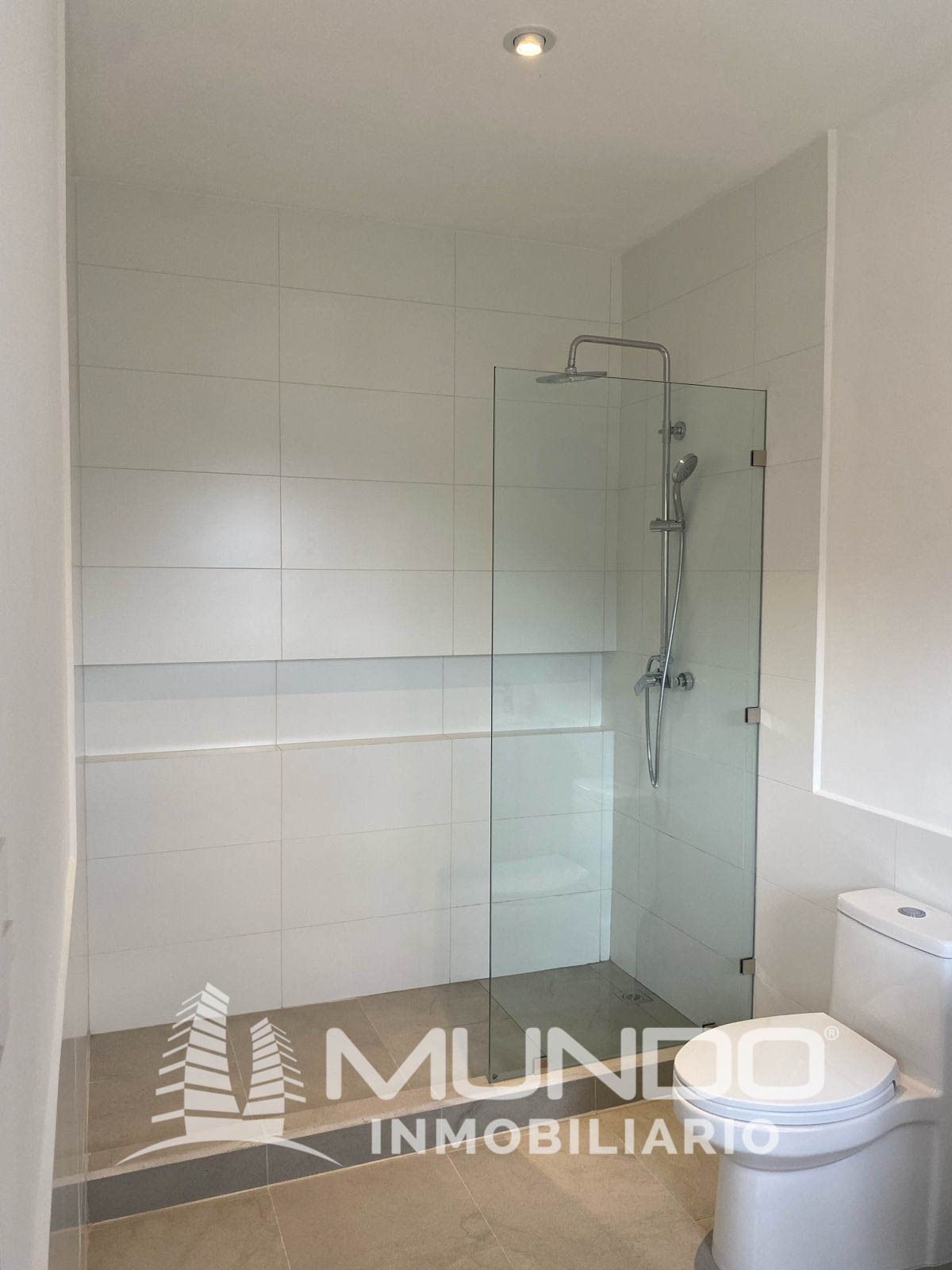 5 de 9: Baños con mamparas de vidrio