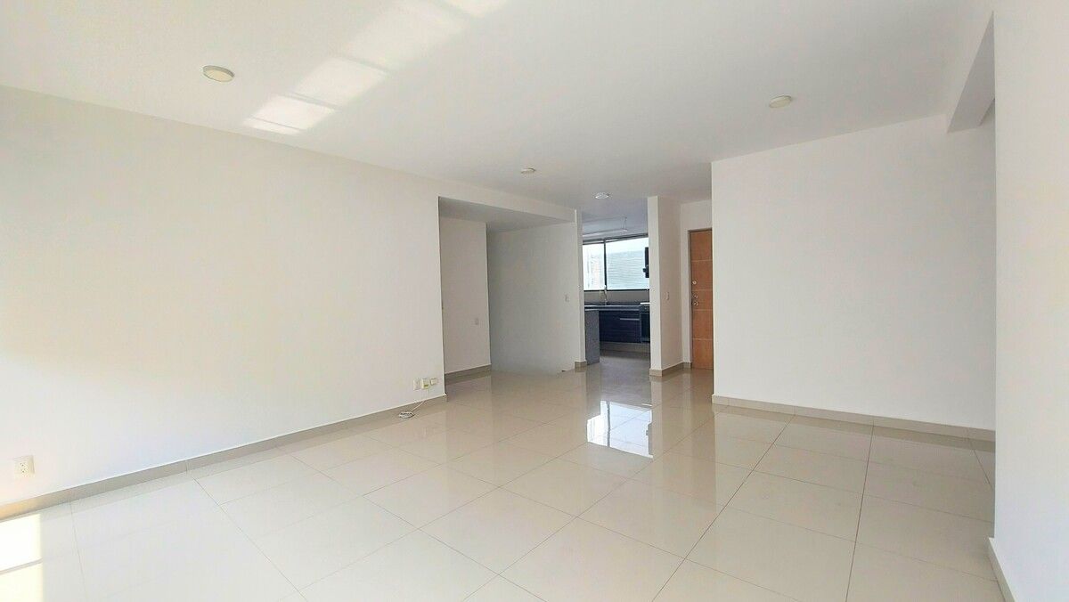 3 de 33: Piso de porcelanato en la estancia