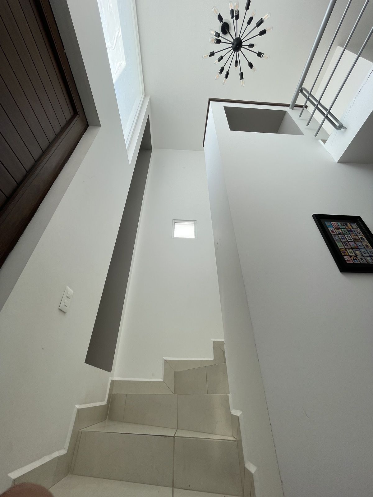 3 of 19: Diseño moderno y amplio en escaleras