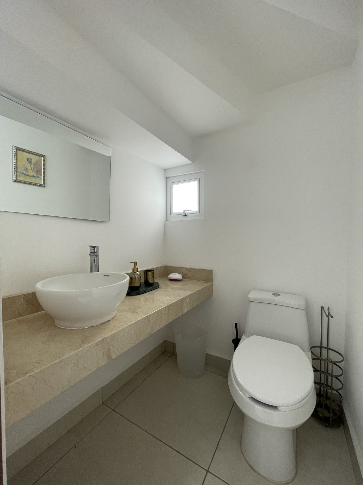11 of 19: Medio baño planta baja