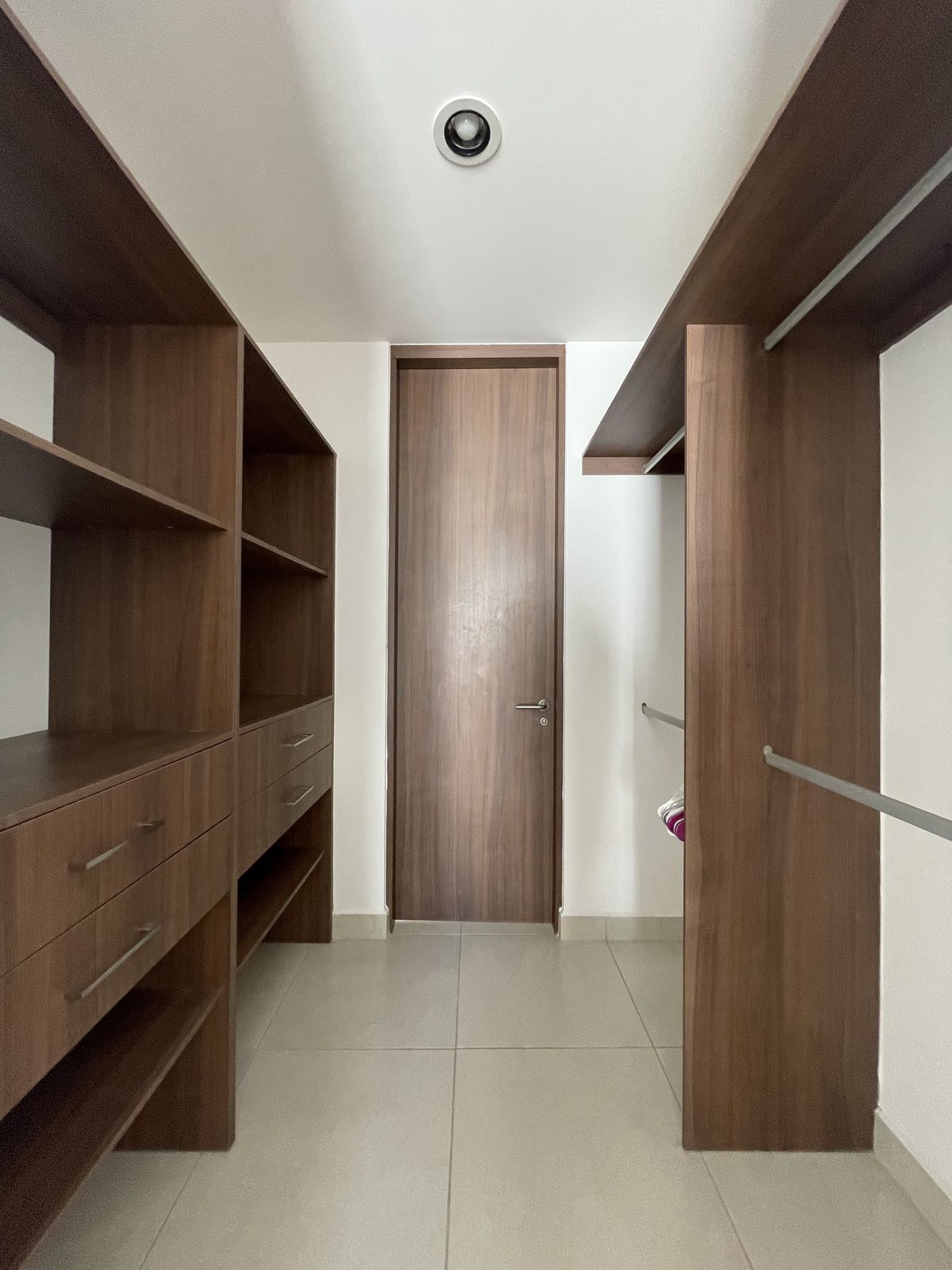 17 of 19: Vestidor