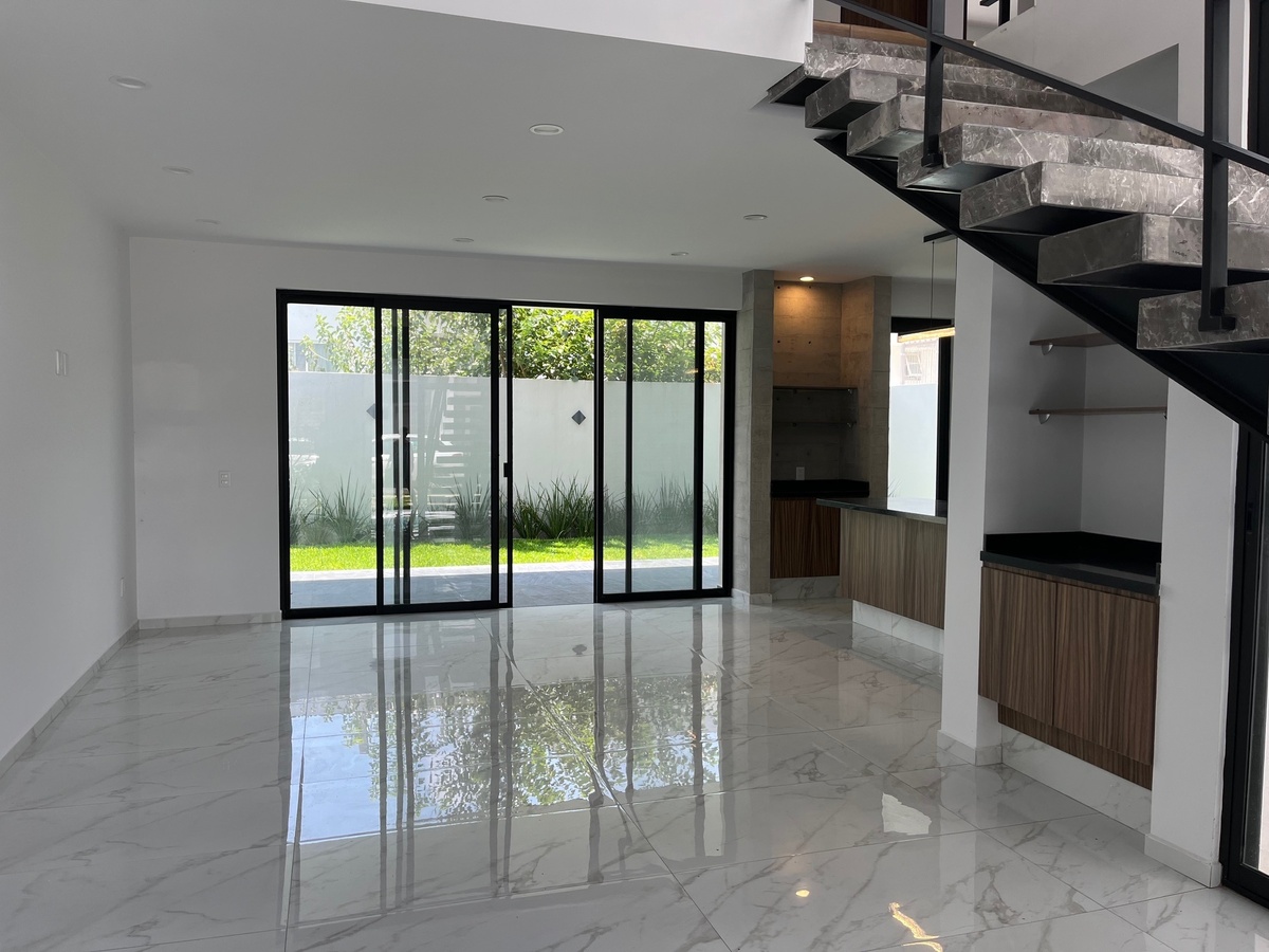 4 de 40: sala y comedor con vista al jardín