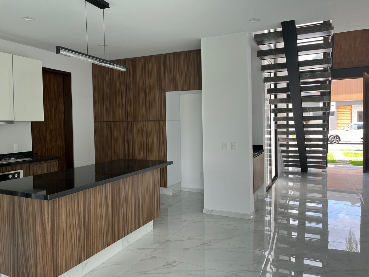 9 of 40: cocina con barra de granito