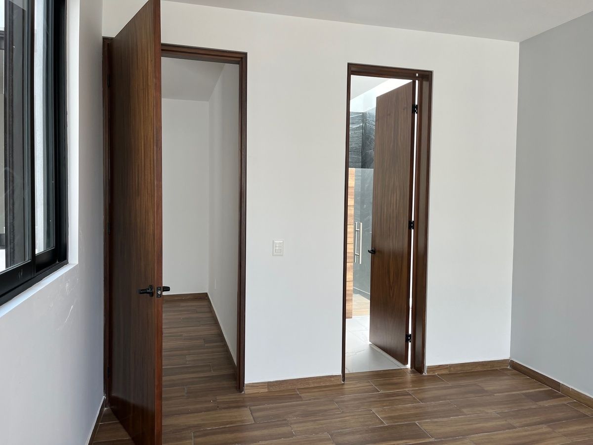 20 de 41: puerta de ingreso y puerta del baño