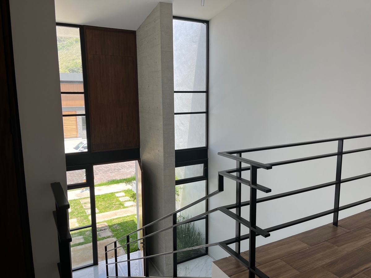 35 of 40: gran ventanal y doble altura
