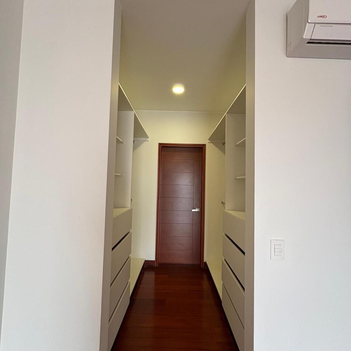 4 de 16: walk in closet