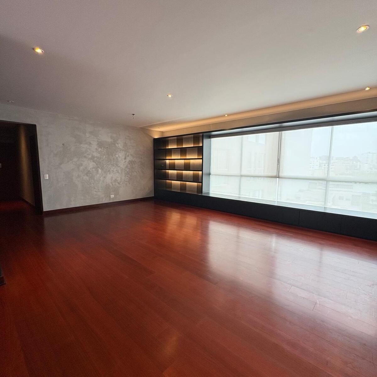 2 de 16: Sala comedor con moderno mueble empotrado.
