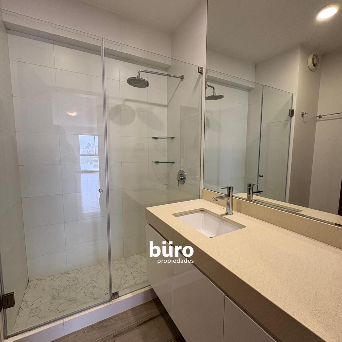 7 de 18: Baño principal incorporado