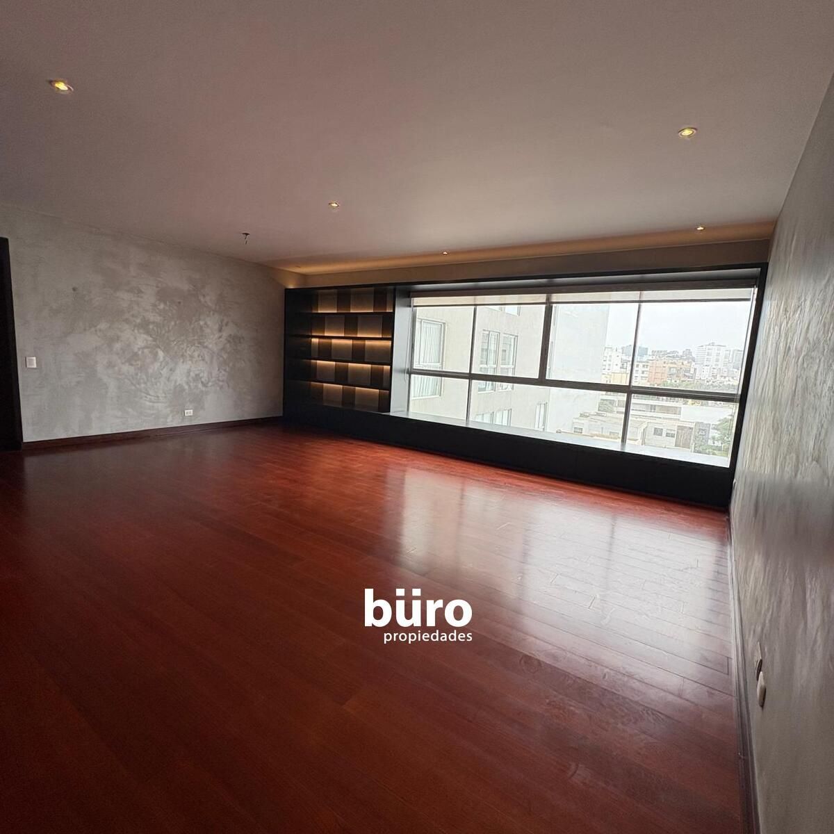 2 de 18: Sala comedor con moderno mueble empotrado.