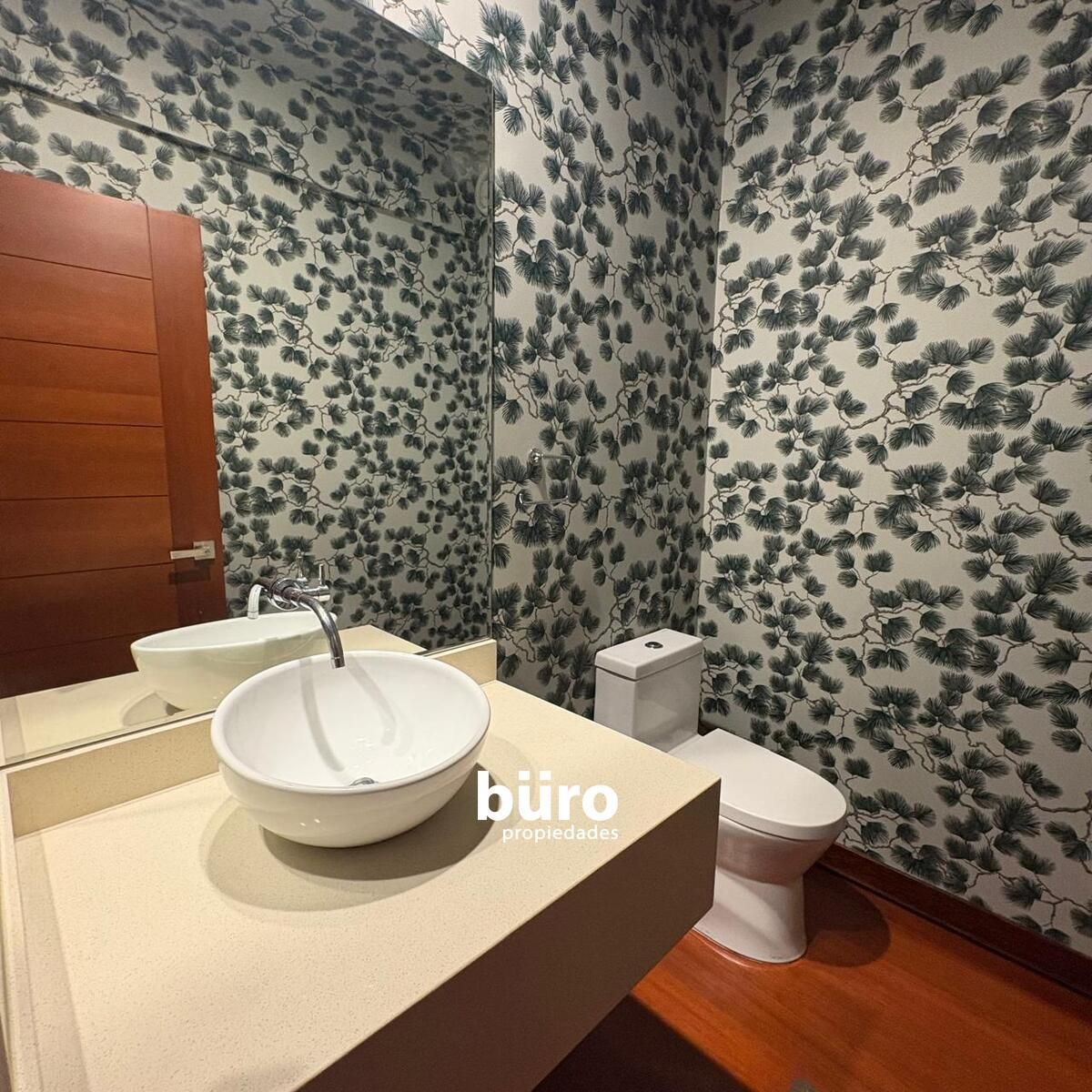 13 de 18: Baño de visitas